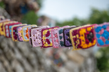 Pieces woven with colored wool in a square shape