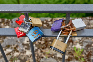 Liebesschloss auf Zaun, Ewige Liebe,  Vorhängeschloss, 
Liebessymbol,