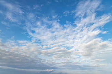 Obraz premium Sky with Cirrus uncinus clouds with sunlight shining before the storm.