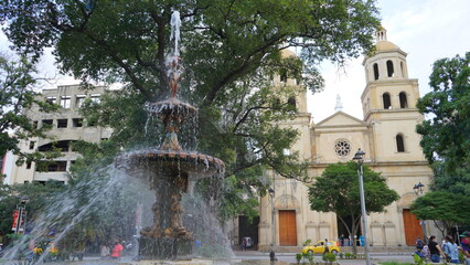 Plaza central con fuente e iglesia