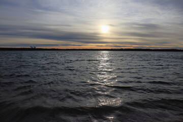 Obraz premium Sonnenuntergang am Markkleeberger See bei Leipzig, Wellen am Sandstrand mit dramatischem Wolkenhimmel im Abendlicht, Sonnenuntergang am Markleeberger See, bei Leipzig, Sachsen, Deutschland