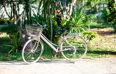 Antique bicycles that can be used It is parked on the cement floor.