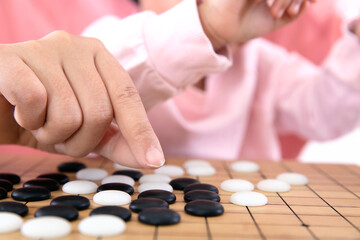 Young mothers teach their children to play go