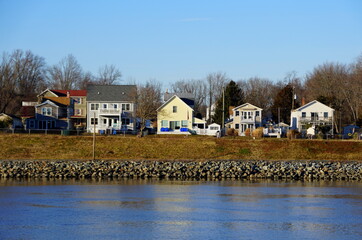 Fototapeta na wymiar The waterfront houses by the canal near Chesapeake City, Maryland, U.S.A