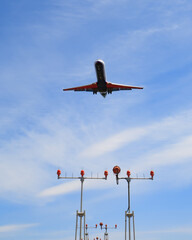 滑走路に進入する飛行機
