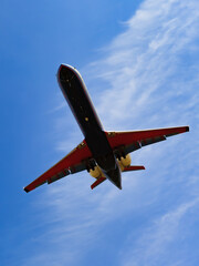 頭上を通過する飛行機