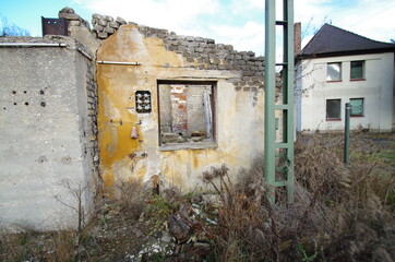 alte gebäude und gleise in der natur verwahrlost kaputt und verlassen 