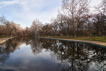 Fototapeta na wymiar Bidwell Park Sycamore Pool. Lake in the park in Chico, California 