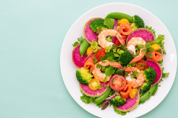 サーモンと海老の野菜サラダ