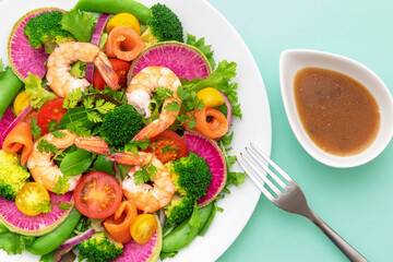 サーモンと海老の野菜サラダ