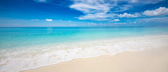 Poster Close-up van zand op strand en blauwe zomerhemel. Panoramisch strandlandschap. Leeg tropisch strand en zeegezicht. Blauwe lucht, zacht zand, kalmte, rustig ontspannend zonlicht, zomerstemming. Reis vakantie © icemanphotos