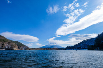 山梨県精進湖の笠雲を被った富士山