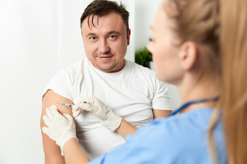 Obraz premium woman doctor injecting man health hospital vaccine