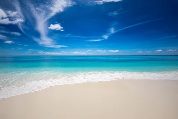 Nahaufnahme von Sand am Strand und blauem Sommerhimmel. Panoramische Strandlandschaft. Leerer tropischer Strand und Meerblick. Blauer Himmel, weicher Sand, Ruhe, beruhigendes entspannendes Sonnenlicht, Sommerstimmung. Reiseurlaub © icemanphotos