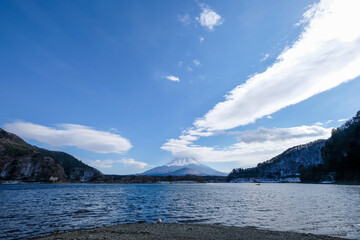 山梨県精進湖の笠雲を被った富士山