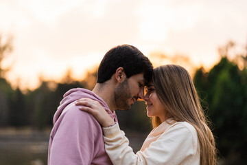Obraz premium young couple facing each other and smiling