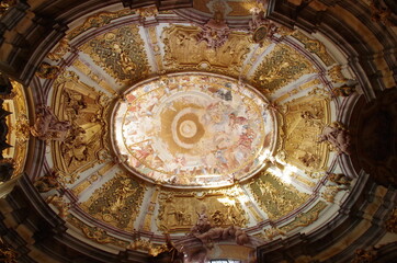 Kirche mit krippe im winter an weihnachten