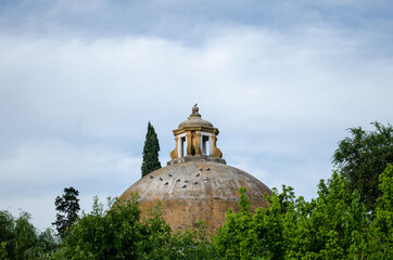 Cúpula a la distancia. Vegetación, campanario. Arquitectura