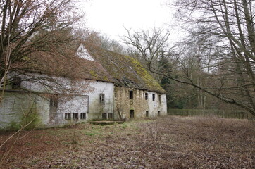 altes verlassenes haus lost place alte mauern