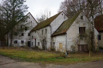 altes verlassenes haus lost place alte mauern