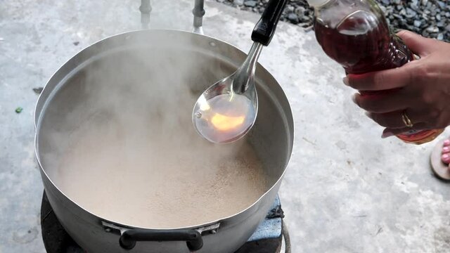 Tamarind Sauce preparation, add some juice boiling pan outdoor kitchen - Street food
