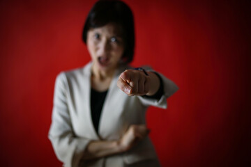 部下を叱る女性上司イメージ