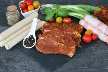 Grillgut: Nackensteak mit Würstchen