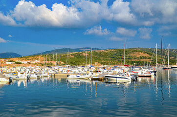 Fototapeta na wymiar Schiffe und Yachten im Hafen von Isola Rossa auf Sardinien.
