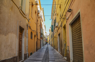Fototapeta na wymiar Gelbe Häusergasse in Sassari auf Sardinien