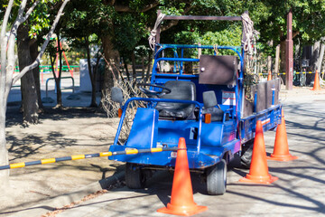 公園の青い作業車
