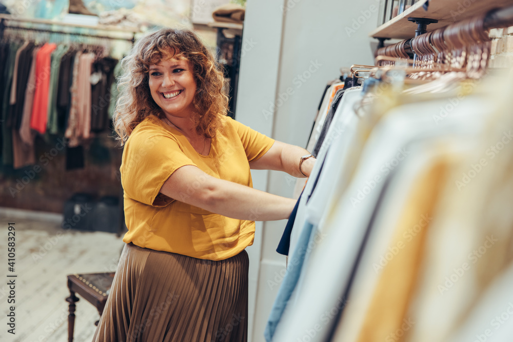 Wall mural Fashion shop owner assisting a customer