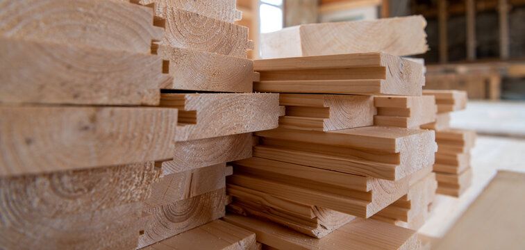 Holzdielen auf einer Baustelle