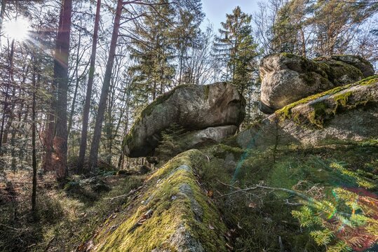 Alte verwitterte Megalith Granit Felsen Formation mit H&ouml;hle und Durchbruch im bayerischen Wald bei Thurmansbang und Solla, Deutschland