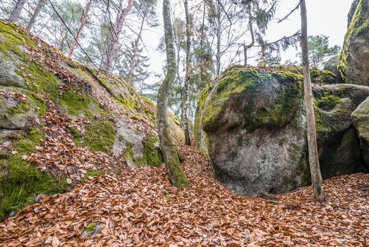 Alte verwitterte Megalith Granit Felsen Formation mit H&ouml;hle und Durchbruch im bayerischen Wald bei Thurmansbang und Solla, Deutschland