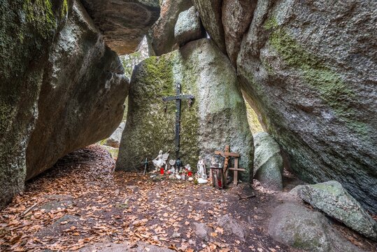Steinernes Kirchlein in Thurmansbang Solla - Alte in einer Steinh&ouml;le geabaute Kirche zwischen Findlinge Felsen und gro&szlig;en Steinen im bayerischer Wald, Deutschland