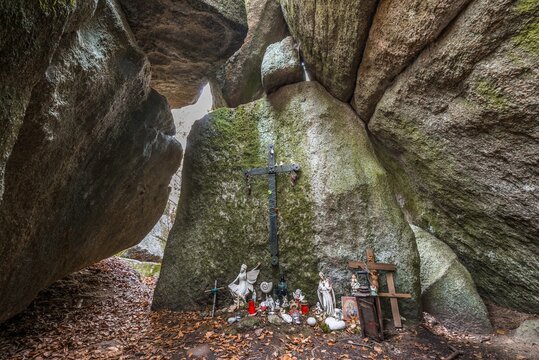 Steinernes Kirchlein in Thurmansbang Solla - Alte in einer Steinh&ouml;le geabaute Kirche zwischen Findlinge Felsen und gro&szlig;en Steinen im bayerischer Wald, Deutschland