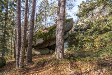 Alte verwitterte Megalith Granit Felsen Formation mit Höhle und Durchbruch im bayerischen Wald bei Thurmansbang und Solla, Deutschland
