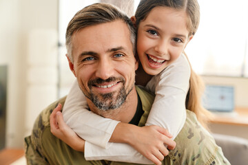 Happy military father and his daughter reunion - obrazy, fototapety, plakaty