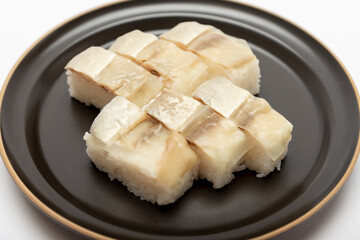 黒いお皿に盛り付けられたバッテラ