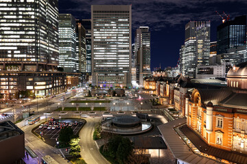 Fototapeta premium 月明りに照らされる東京駅