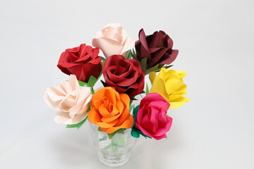 折り紙で作った手作りのバラの花