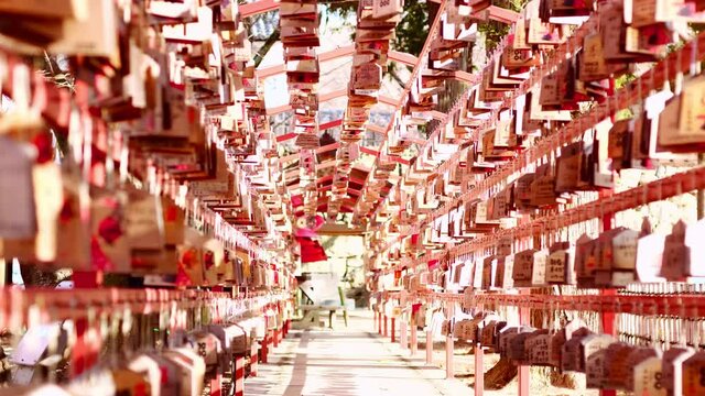 日本の神社　参道の絵馬
