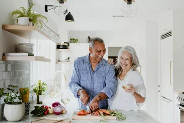 Ein älteres Ehepaar kocht in einer Küche © rawpixel.com