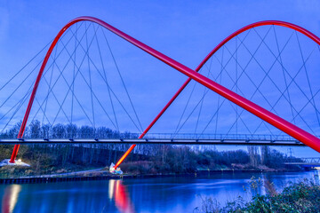 Brücke in einem Park in Gelsenkirchen am Abend