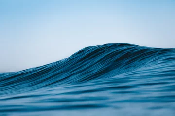 Foto auf Acrylglas ola rompiendo en el mar durante un día de verano en la playa © Jairo Díaz