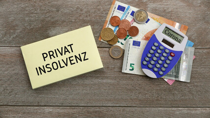 Notizblock mit dem Schriftzug Privatinsolvenz mit Taschenrechner und Geldscheinen - obrazy, fototapety, plakaty
