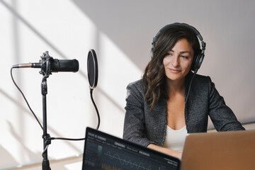 Businesswoman interviewed for a podcast - obrazy, fototapety, plakaty