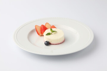 レアチーズケーキ 苺とブルーベリー 白背景