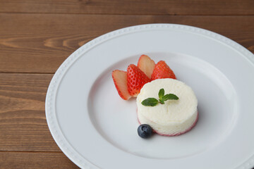 レアチーズケーキ 苺とブルーベリー 木のテーブル