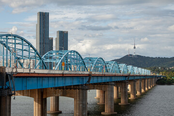 도시경관의 교량과 탑이 바라다보이는 맑은 흐린 날.